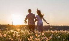 属羊和属狗的在一起合作（属狗女和什么属相最配）