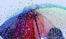 已婚女人梦见下雨什么意思（女人梦见下雨什么预兆解梦）