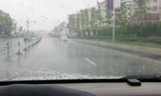 女人做梦梦到下大雨是什么意思（女人梦见下雨淋雨是什么意思）