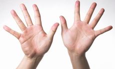 女人左手心痒测吉凶（女人左手痒预示着吉凶）