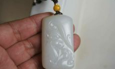 属龙女戴什么玉手镯（属龙女戴什么玉吊坠好）