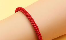 小女孩本命年红绳戴哪只手（本命年红绳可以带铜钱吗）