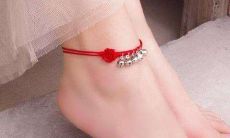 本命年女生红绳戴哪只脚（本命年戴红绳戴哪只手女）