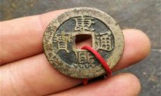 开光铜钱戴手上还是脖子上好（开光铜钱一串十三个咋用）