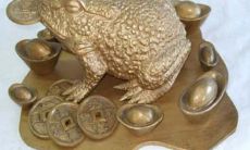 家里客厅摆设风水道具（客厅摆什么花旺风水）