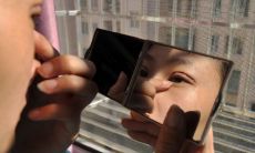 女人酉时左眼跳是什么预兆（女人左上眼皮跳测吉凶）