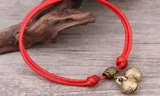 女生本命年戴红绳穿几颗珠子（本命年红绳洗澡怎么办）