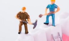 女人梦见自己用手拔牙黑牙（梦见牙用手一拔就掉了）