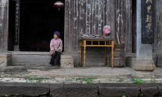 梦到死去的人又活了回家来了（梦见长辈死了又活过来了）