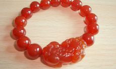 79年属羊女适合戴什么首饰（属羊的女人佩戴什么首饰最好）